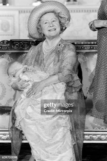 Prince William Collection 1982 Queen Mother with great grandson William in 1982 pw21sta.