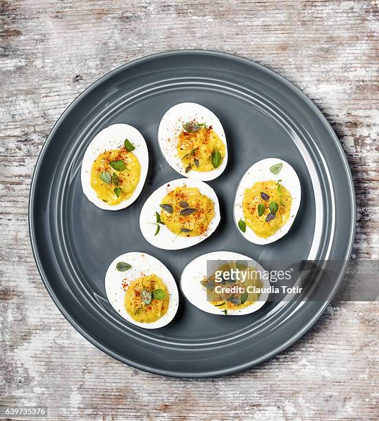 deviled eggs - hard boiled eggs fotografías e imágenes de stock
