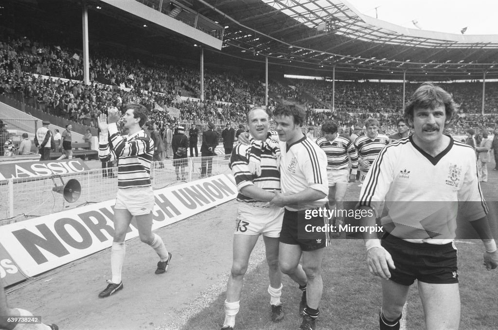 Hull and Widnes players complete a lap of honour at the end of the Rugby League Cup Final at Wembley following their 14 - 14 draw