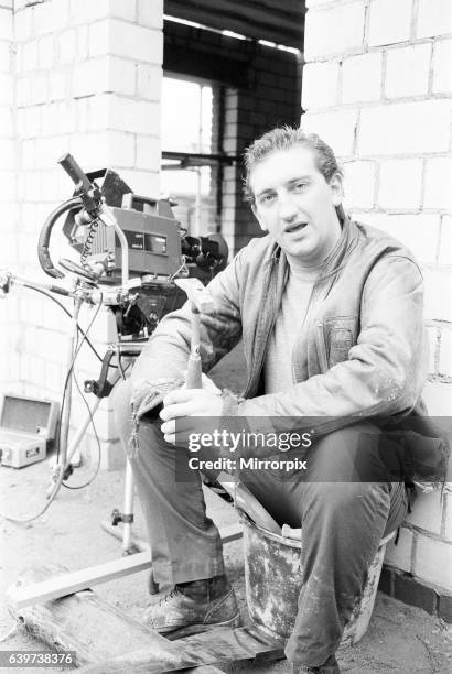 Gary Holton Actor Auf Wiedersehen Pet, television programme, being filmed at Central TV's Elstree Studios, October 1982. The comedy series is about a...