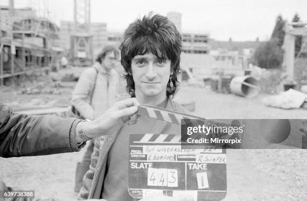 Gary Holton Actor Auf Wiedersehen Pet, television programme, being filmed at Central TV's Elstree Studios, October 1982. The comedy series is about a...