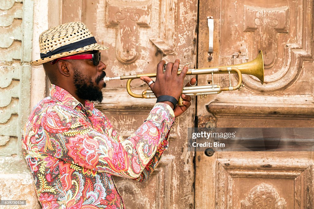 Kubanischer Musiker spielt Trompete in Havanna