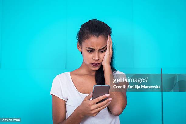 young woman receive bad text message - angry black woman stock pictures, royalty-free photos & images