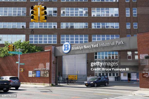 brooklyn navy yard industrial park - astillero naval de brooklyn fotografías e imágenes de stock