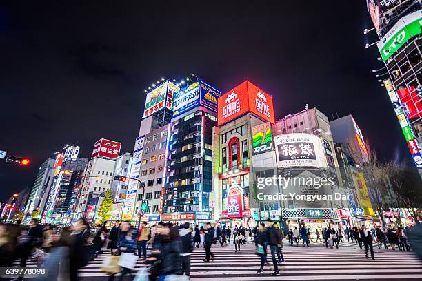 夜の新宿の街 - 商業地域 ストックフォトと画像