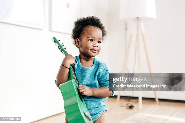 how to involve toddlers to music - baby boy and girl stockfoto's en -beelden