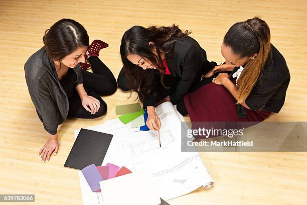 women in business overhead - people business meeting birdseye stock pictures, royalty-free photos & images