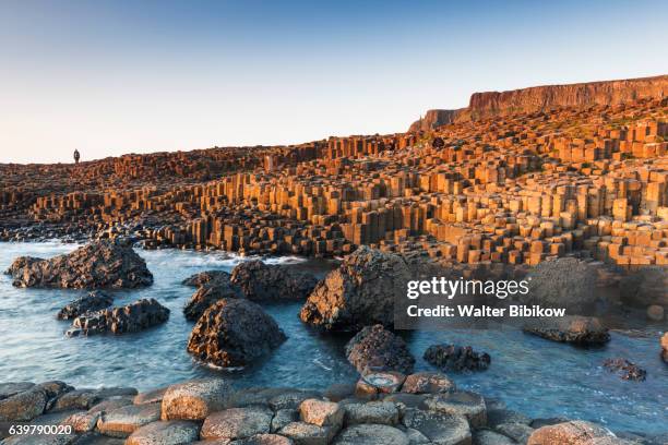 uk, northern ireland, exterior - columna de basalto fotografías e imágenes de stock