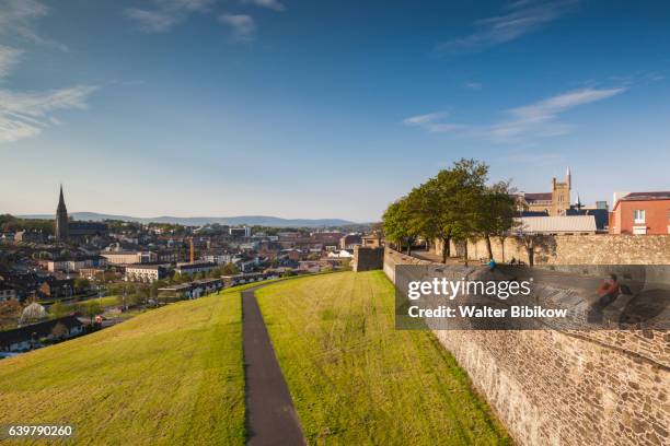 uk, northern ireland, exterior - muro fortificado imagens e fotografias de stock