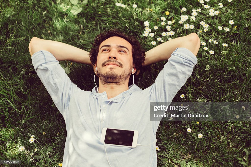 Homem sonhador na grama