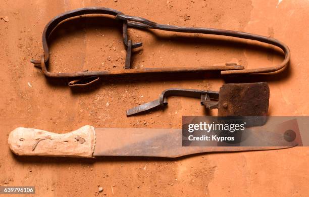 africa, (north) sudan, gallabat (near ethiopia border at ), view of steel trap to catch lion or camel (those days are over). machete to show size (year 2000) - machete stock pictures, royalty-free photos & images