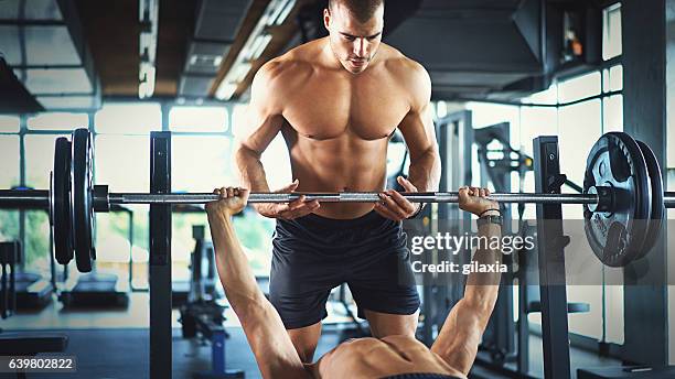 bench press workout. - spotting bildbanksfoton och bilder