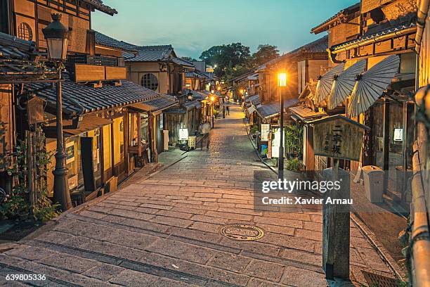 gion district in kyoto at dusk - kyoto prefecture stock pictures, royalty-free photos & images