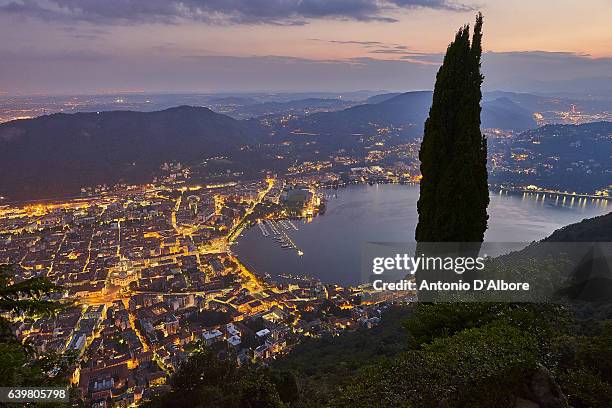 como stadt und während dem sonnenuntergang comer see - lake como stock-fotos und bilder