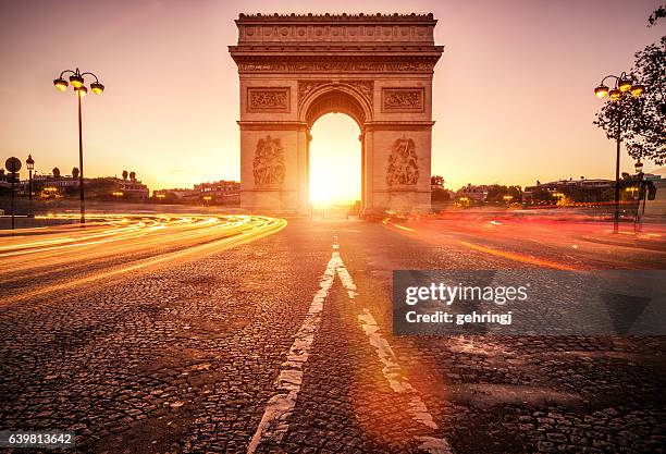 arco di trionfo all'alba - parigi - arco di trionfo foto e immagini stock