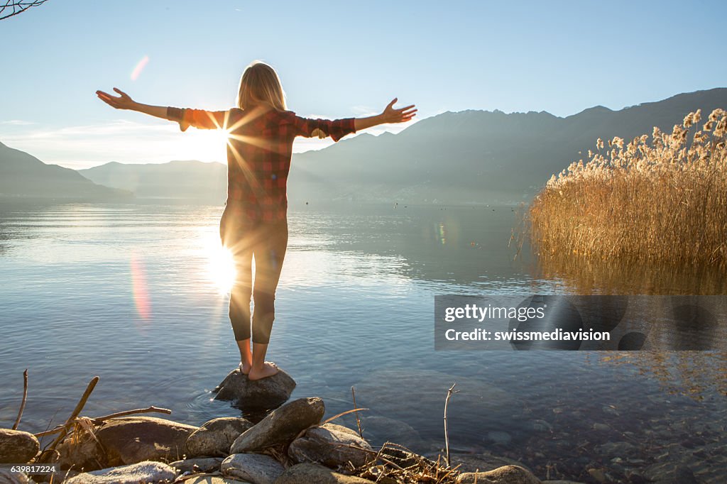 Junge Frau umarmt Natur, Bergsee