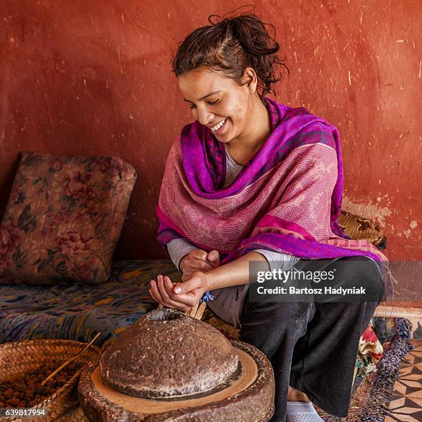 femme marocaine produisant de l’huile d’argan par des méthodes traditionnelles - argan photos et images de collection