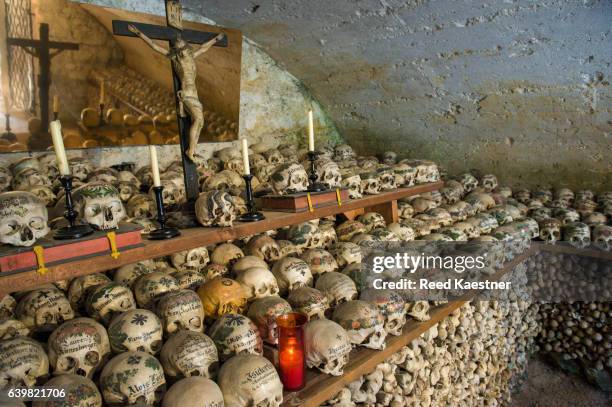 the world-famous skulls of  charnel house in st. michael’s chapel, hallstatt, austria - the cemetery for foreigners bildbanksfoton och bilder