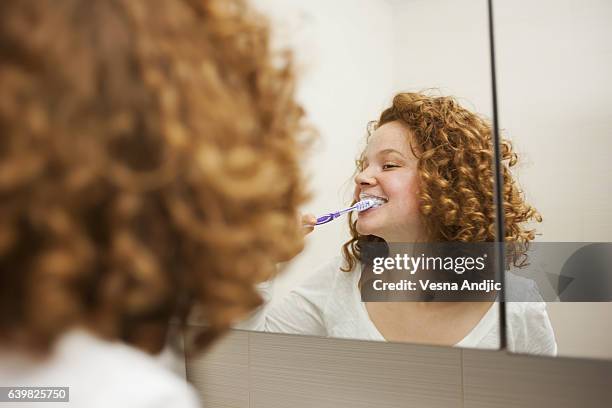 abend-training - man washing his teeth stock-fotos und bilder