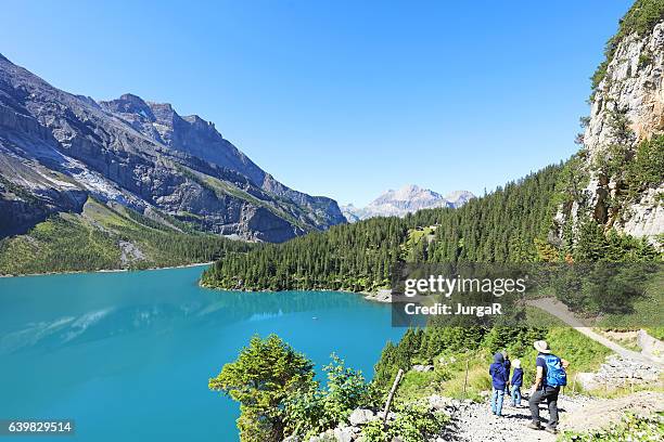 randonnée en famille dans les montagnes suisses - lac-oeschinensee photos et images de collection