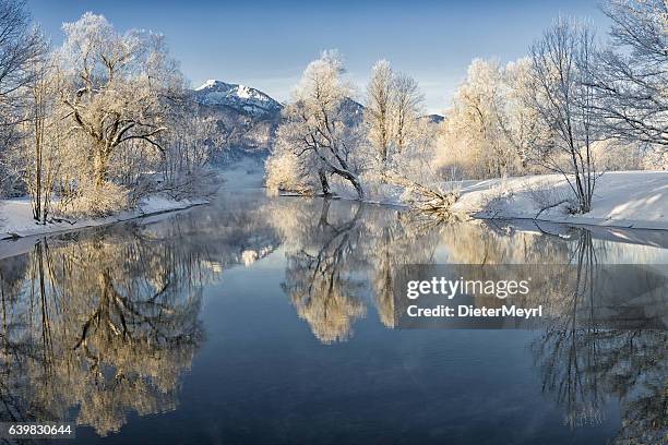 river loisach entering lake kochel in winter - december stockfoto's en -beelden