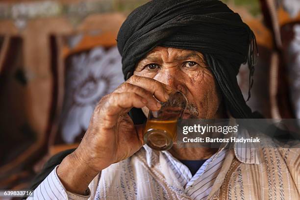 marokkanischer mann trinkt maghrebi minztee. - morocco stock-fotos und bilder