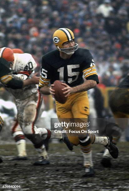 Bart Starr quarterback of the Green Bay Packers drops back to pass against the Cleveland Browns during an NFL game circa 1964 at Milwaukee County...