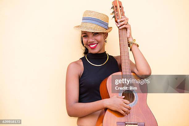 schöne junge kubanische frau mit gitarre, havanna, kuba - cuba salsa stock-fotos und bilder