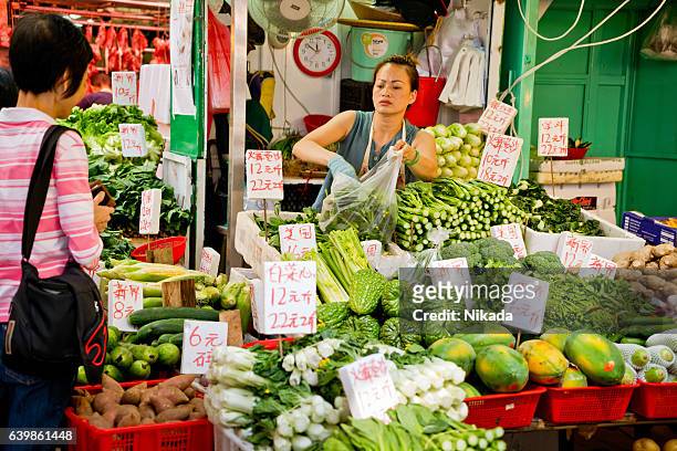 woman working at market stall, hong kong - 上環 個照片及圖片檔