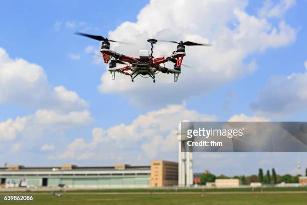flying drone - uav unmanned aerial vehicle (quadrocopter) - remote control antenna stock pictures, royalty-free photos & images