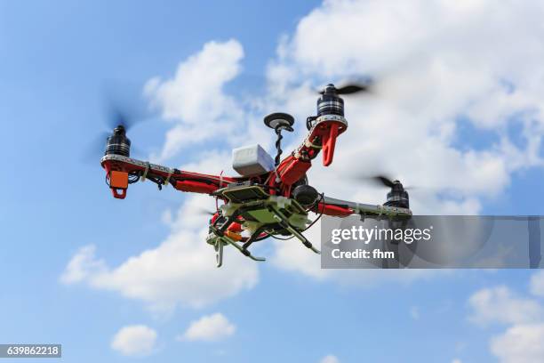 flying drone - uav unmanned aerial vehicle - remote control antenna stock pictures, royalty-free photos & images