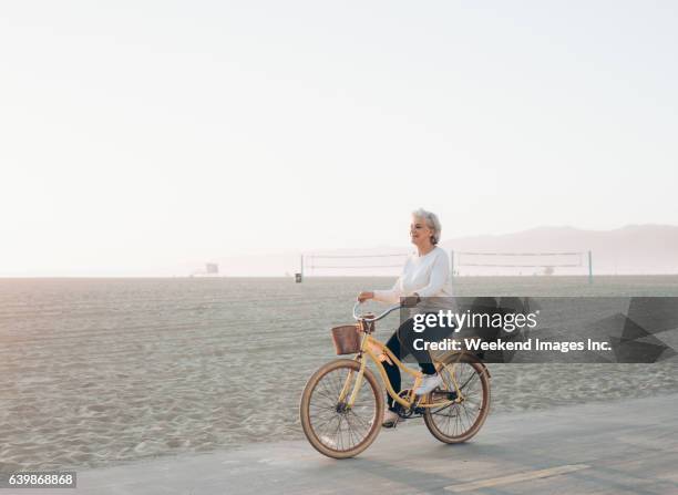 happy life after 55 - bike white background stockfoto's en -beelden