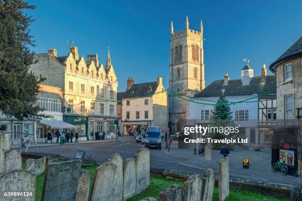 red lion square, stamford, lincolnshire, uk - stamford england stock pictures, royalty-free photos & images