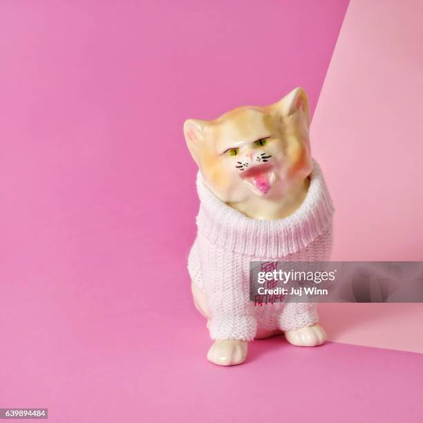 pussy cat figurine on pink background - colour block stock pictures, royalty-free photos & images