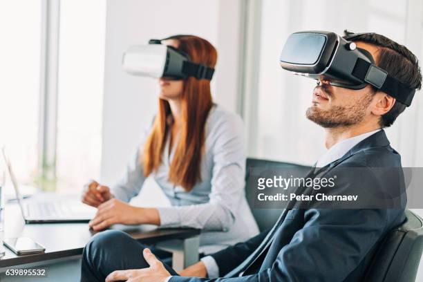 vr business - virtual reality headset stockfoto's en -beelden