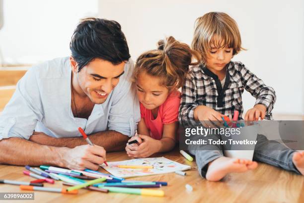 glückliche familie zeichnen - alleinerzieher stock-fotos und bilder