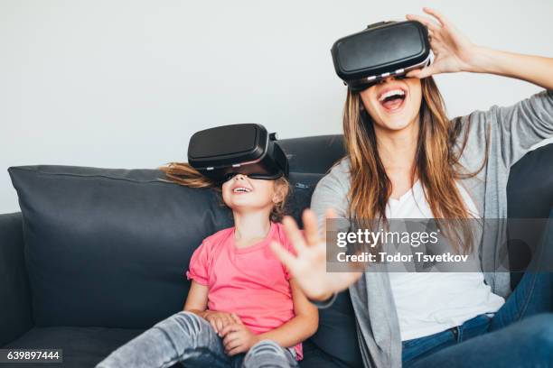 simulador realidad virtual - 3d mom son fotografías e imágenes de stock