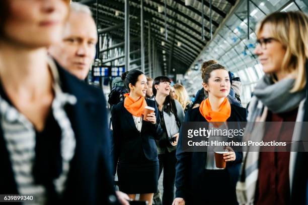 flight attendants and travellers at the airport - passengers 2016 film stock-fotos und bilder