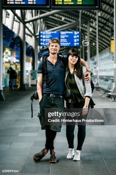 portrait of a young backpacker couple at the airport - departure board front on fotografías e imágenes de stock