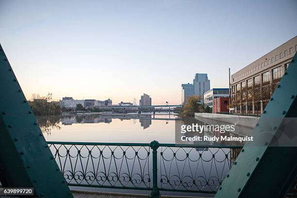 city on the river - grand rapids michigan stock pictures, royalty-free photos & images