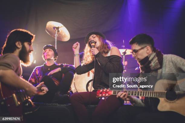 perspective giovane band - rock band foto e immagini stock