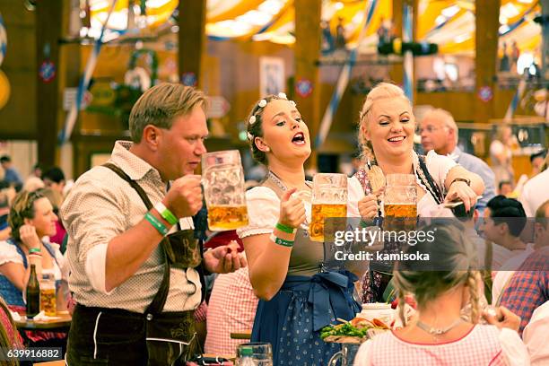 oktoberfest in munich, germany - 十月啤酒節 個照片及圖片檔