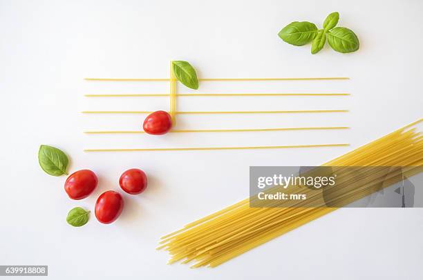 music in the kitchen - pasta tomato basil stockfoto's en -beelden