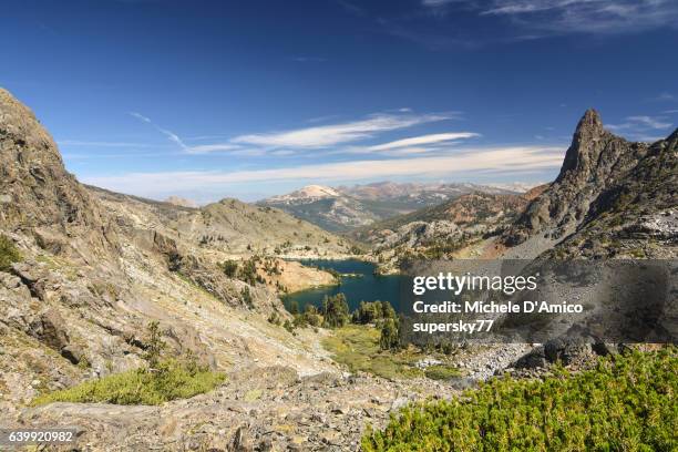 alpine lake surrounded by jagged peaks - wildnisgebiet ansel adams stock-fotos und bilder