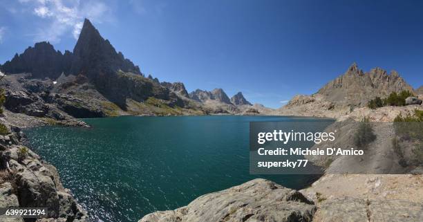 blue alpine lake surrounded by jagged peaks - wildnisgebiet ansel adams stock-fotos und bilder