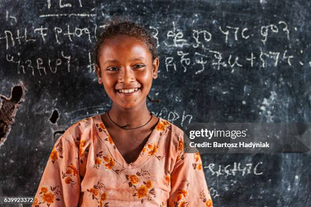 アフリカの少女が学習 amharic 言語） - エチオピア人 ストックフォトと画像