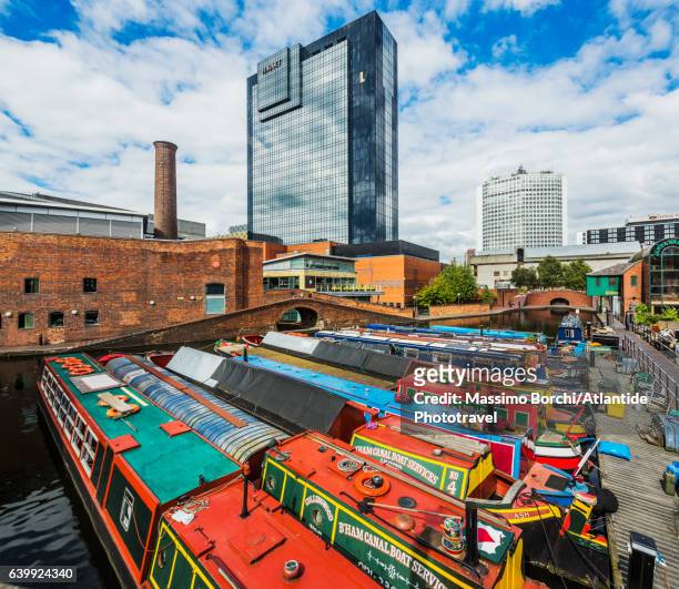 gas street basin area (a canal basin in the centre of the town), typical boats in a canal - birmingham inghilterra foto e immagini stock