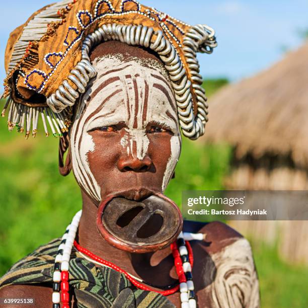 女性マーシ族から、フェイスペイント、エチオピア、アフリカ - mursi tribe ストックフォトと画像