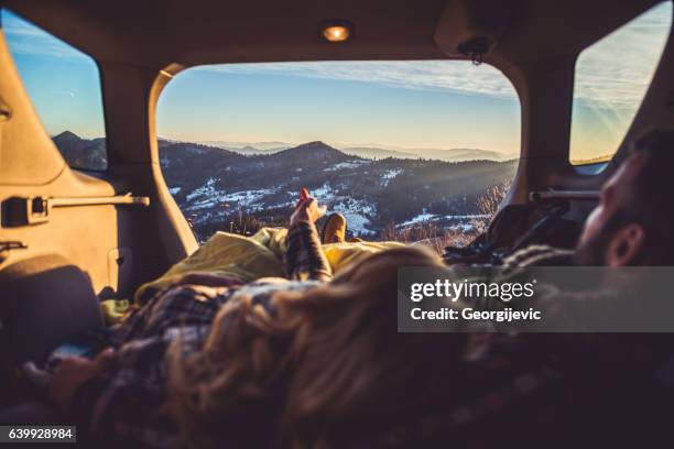 schlafen im auto - couple sleeping in car stock-fotos und bilder