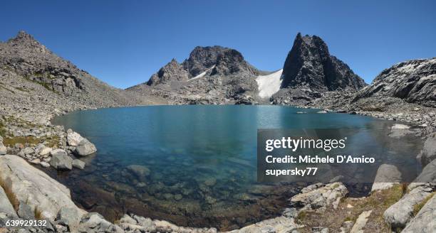 peaks, glaciers and blue clean lakes under the high sierra sunshine - wildnisgebiet ansel adams stock-fotos und bilder